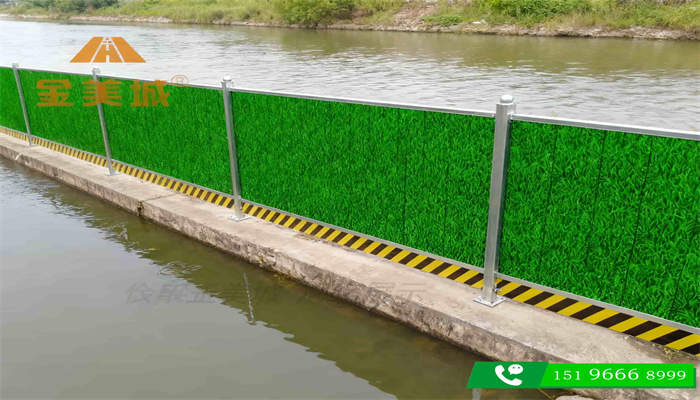 成都工地临建彩钢围挡：安全警示标识设置规范